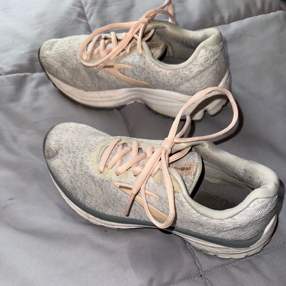 Brooks Athletic Shoes in Light Grey and Light Pink Size 6 - Picture 3 of 4
